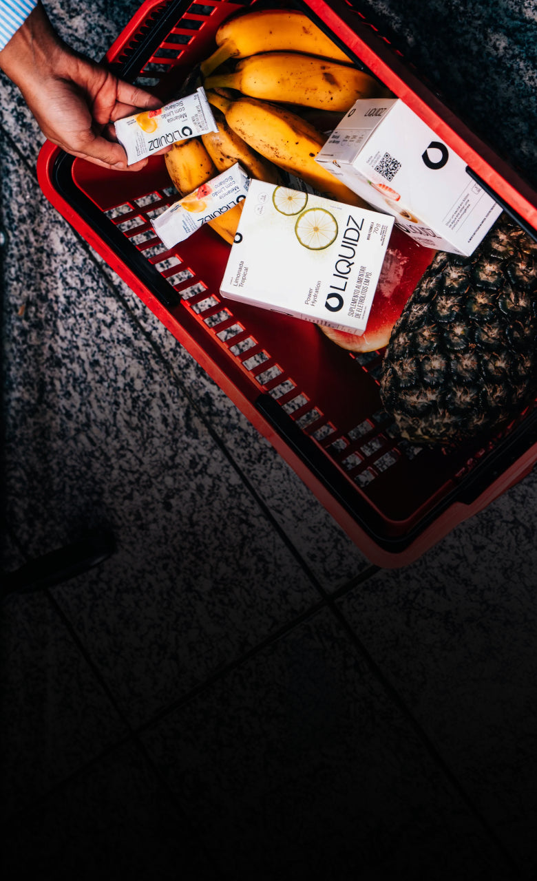 Sachês e caixas de LIQUIDZ em uma cesta de compras do Oba Hortifruti